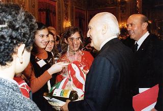 Esponenti del Centro nazionale per la bontà nella scuola, il Comitato promotore ed i vincitori del 46° Premio nazionale "Livio Tempesta"