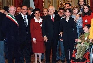 Esponenti del Centro nazionale per la bontà nella scuola, il Comitato promotore ed i vincitori del 46° Premio nazionale "Livio Tempesta"
