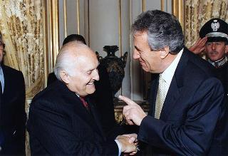 Guido Farolfi, presidente della Sezione d'Italia dell'Associazione dei giornalisti europei, con una delegazione