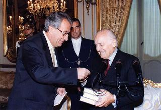 Guido Farolfi, presidente della Sezione d'Italia dell'Associazione dei giornalisti europei, con una delegazione