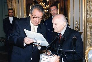 Guido Farolfi, presidente della Sezione d'Italia dell'Associazione dei giornalisti europei, con una delegazione