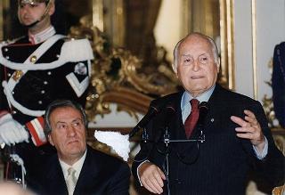 Guido Farolfi, presidente della Sezione d'Italia dell'Associazione dei giornalisti europei, con una delegazione
