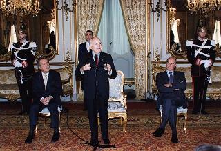 Guido Farolfi, presidente della Sezione d'Italia dell'Associazione dei giornalisti europei, con una delegazione