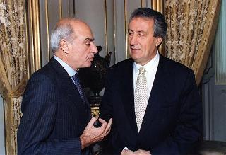 Guido Farolfi, presidente della Sezione d'Italia dell'Associazione dei giornalisti europei, con una delegazione