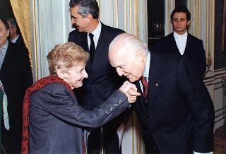 Incontro del Presidente della Repubblica Scalfaro con Mario Sarcinelli, presidente della Banca Nazionale del Lavoro, con gli esponenti delle Case editrici del volume "Gli arredi italiani del Quirinale", per presentare l'opera