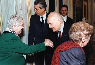 Incontro del Presidente della Repubblica Scalfaro con Mario Sarcinelli, presidente della Banca Nazionale del Lavoro, con gli esponenti delle Case editrici del volume "Gli arredi italiani del Quirinale", per presentare l'opera