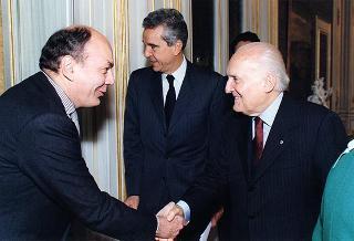 Incontro del Presidente della Repubblica Scalfaro con Mario Sarcinelli, presidente della Banca Nazionale del Lavoro, con gli esponenti delle Case editrici del volume "Gli arredi italiani del Quirinale", per presentare l'opera