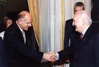 Incontro del Presidente della Repubblica Scalfaro con Mario Sarcinelli, presidente della Banca Nazionale del Lavoro, con gli esponenti delle Case editrici del volume "Gli arredi italiani del Quirinale", per presentare l'opera