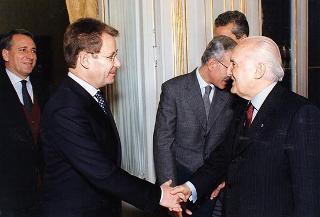 Incontro del Presidente della Repubblica Scalfaro con Mario Sarcinelli, presidente della Banca Nazionale del Lavoro, con gli esponenti delle Case editrici del volume "Gli arredi italiani del Quirinale", per presentare l'opera