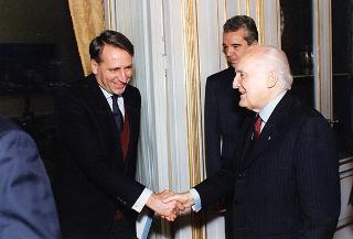 Incontro del Presidente della Repubblica Scalfaro con Mario Sarcinelli, presidente della Banca Nazionale del Lavoro, con gli esponenti delle Case editrici del volume "Gli arredi italiani del Quirinale", per presentare l'opera