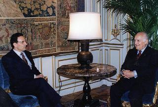 Incontro del Presidente della Repubblica Scalfaro con Mario Sarcinelli, presidente della Banca Nazionale del Lavoro, con gli esponenti delle Case editrici del volume "Gli arredi italiani del Quirinale", per presentare l'opera