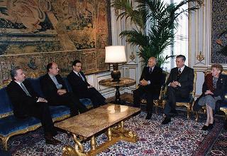 Incontro del Presidente della Repubblica Scalfaro con Mario Sarcinelli, presidente della Banca Nazionale del Lavoro, con gli esponenti delle Case editrici del volume "Gli arredi italiani del Quirinale", per presentare l'opera