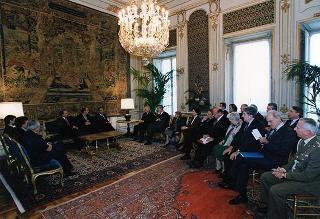 Incontro del Presidente della Repubblica Scalfaro con Mario Sarcinelli, presidente della Banca Nazionale del Lavoro, con gli esponenti delle Case editrici del volume "Gli arredi italiani del Quirinale", per presentare l'opera