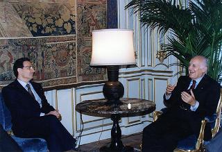 Incontro del Presidente della Repubblica Scalfaro con Mario Sarcinelli, presidente della Banca Nazionale del Lavoro, con gli esponenti delle Case editrici del volume "Gli arredi italiani del Quirinale", per presentare l'opera
