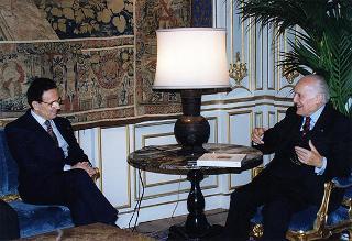 Incontro del Presidente della Repubblica Scalfaro con Mario Sarcinelli, presidente della Banca Nazionale del Lavoro, con gli esponenti delle Case editrici del volume "Gli arredi italiani del Quirinale", per presentare l'opera