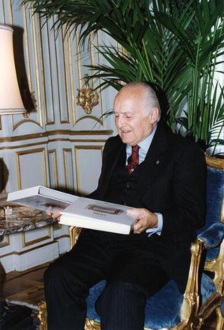 Incontro del Presidente della Repubblica Scalfaro con Mario Sarcinelli, presidente della Banca Nazionale del Lavoro, con gli esponenti delle Case editrici del volume "Gli arredi italiani del Quirinale", per presentare l'opera