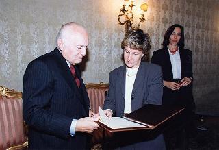 Il Presidente della Repubblica Scalfaro incontra l'avv. Marina Magistrelli, coordinatore nazionale del Movimento per l'Ulivo, con una delegazione