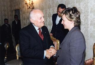 Il Presidente della Repubblica Scalfaro incontra l'avv. Marina Magistrelli, coordinatore nazionale del Movimento per l'Ulivo, con una delegazione