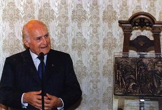 On. Bartolo Ciccardini, presidente dell'Associazione dei ristoranti italiani nel mondo "Ciao Italia", con una delegazione