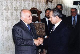 On. Bartolo Ciccardini, presidente dell'Associazione dei ristoranti italiani nel mondo "Ciao Italia", con una delegazione