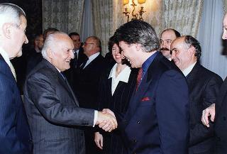 On. Bartolo Ciccardini, presidente dell'Associazione dei ristoranti italiani nel mondo "Ciao Italia", con una delegazione