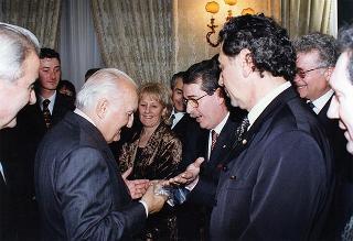 On. Bartolo Ciccardini, presidente dell'Associazione dei ristoranti italiani nel mondo "Ciao Italia", con una delegazione