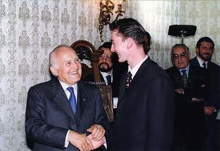 On. Bartolo Ciccardini, presidente dell'Associazione dei ristoranti italiani nel mondo "Ciao Italia", con una delegazione