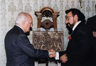On. Bartolo Ciccardini, presidente dell'Associazione dei ristoranti italiani nel mondo "Ciao Italia", con una delegazione