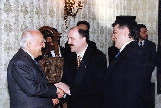 On. Bartolo Ciccardini, presidente dell'Associazione dei ristoranti italiani nel mondo "Ciao Italia", con una delegazione