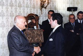 On. Bartolo Ciccardini, presidente dell'Associazione dei ristoranti italiani nel mondo "Ciao Italia", con una delegazione