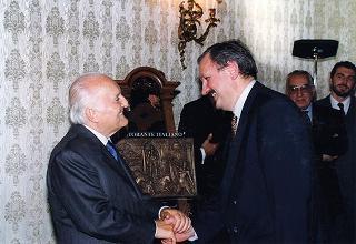 On. Bartolo Ciccardini, presidente dell'Associazione dei ristoranti italiani nel mondo "Ciao Italia", con una delegazione