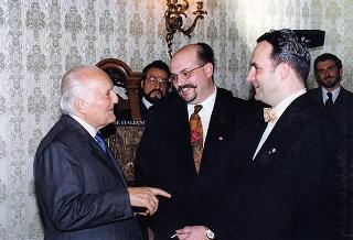 On. Bartolo Ciccardini, presidente dell'Associazione dei ristoranti italiani nel mondo "Ciao Italia", con una delegazione