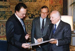 Prof. Arch. Carlo Aymonino, presidente dell'Accademia Nazionale di S. Luca, alcuni esponenti dell'Accademia ed il prof. arch. Francesco Cellini, vincitore del Premio "Presidente della Repubblica" 1996