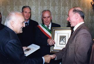 Francesco Giannelli, presidente della Confederazione nazionale Misericordie d'Italia, con una delegazione della Misericordia di Bari, per il 650° anniversario di fondazione del sodalizio