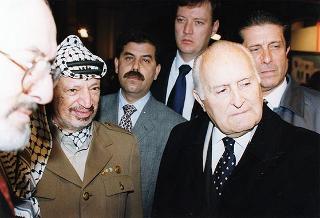 Roma, ex Chiesa di S. Rita: visita del Presidente della Repubblica alla Mostra &quot;Bethlehem 2000&quot;, insieme al Presidente dell'Autorità Nazionale Palestinese Yasser Arafat