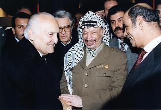 Roma, ex Chiesa di S. Rita: visita del Presidente della Repubblica alla Mostra &quot;Bethlehem 2000&quot;, insieme al Presidente dell'Autorità Nazionale Palestinese Yasser Arafat