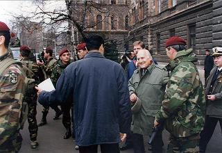Visita di stato del Presidente della Repubblica Oscar Luigi Scalfaro in Bosnia-Erzegovina, per un incontro a Sarajevo con il Presidente Alija Izetbegovi e con il Contingente italiano dell'IFOR