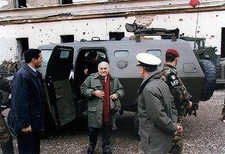Visita di stato del Presidente della Repubblica Oscar Luigi Scalfaro in Bosnia-Erzegovina, per un incontro a Sarajevo con il Presidente Alija Izetbegovi e con il Contingente italiano dell'IFOR
