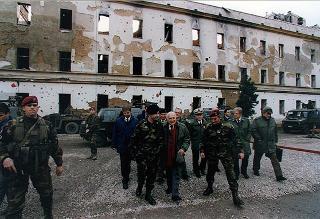 Visita di stato del Presidente della Repubblica Oscar Luigi Scalfaro in Bosnia-Erzegovina, per un incontro a Sarajevo con il Presidente Alija Izetbegovi e con il Contingente italiano dell'IFOR