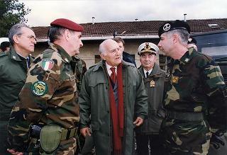 Visita di stato del Presidente della Repubblica Oscar Luigi Scalfaro in Bosnia-Erzegovina, per un incontro a Sarajevo con il Presidente Alija Izetbegovi e con il Contingente italiano dell'IFOR