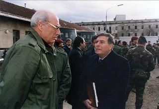 Visita di stato del Presidente della Repubblica Oscar Luigi Scalfaro in Bosnia-Erzegovina, per un incontro a Sarajevo con il Presidente Alija Izetbegovi e con il Contingente italiano dell'IFOR