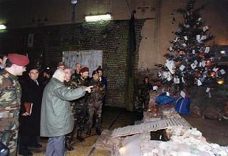 Visita di stato del Presidente della Repubblica Oscar Luigi Scalfaro in Bosnia-Erzegovina, per un incontro a Sarajevo con il Presidente Alija Izetbegovi e con il Contingente italiano dell'IFOR