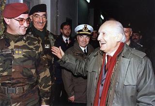 Visita di stato del Presidente della Repubblica Oscar Luigi Scalfaro in Bosnia-Erzegovina, per un incontro a Sarajevo con il Presidente Alija Izetbegovi e con il Contingente italiano dell'IFOR