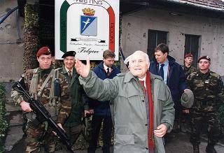 Visita di stato del Presidente della Repubblica Oscar Luigi Scalfaro in Bosnia-Erzegovina, per un incontro a Sarajevo con il Presidente Alija Izetbegovi e con il Contingente italiano dell'IFOR