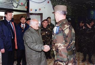 Visita di stato del Presidente della Repubblica Oscar Luigi Scalfaro in Bosnia-Erzegovina, per un incontro a Sarajevo con il Presidente Alija Izetbegovi e con il Contingente italiano dell'IFOR