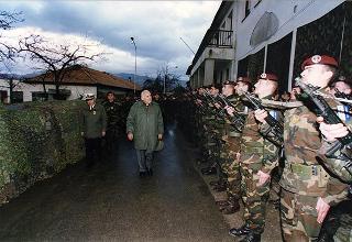 Visita di stato del Presidente della Repubblica Oscar Luigi Scalfaro in Bosnia-Erzegovina, per un incontro a Sarajevo con il Presidente Alija Izetbegovi e con il Contingente italiano dell'IFOR