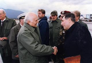 Visita di stato del Presidente della Repubblica Oscar Luigi Scalfaro in Bosnia-Erzegovina, per un incontro a Sarajevo con il Presidente Alija Izetbegovi e con il Contingente italiano dell'IFOR