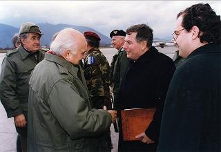 Visita di stato del Presidente della Repubblica Oscar Luigi Scalfaro in Bosnia-Erzegovina, per un incontro a Sarajevo con il Presidente Alija Izetbegovi e con il Contingente italiano dell'IFOR