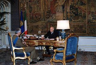 Il Presidente della Repubblica Oscar Luigi Scalfaro riceve la visita del Generale di Corpo d'Armata Rolando Mosca Moschini, nuovo Comandante generale della Guardia di Finanza