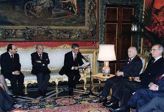 Il Presidente della Repubblica Oscar Luigi Scalfaro incontra Guido Columba, presidente dell'Unione Nazionale Cronisti Italiani, ed i vincitori e organizzatori del "Premio cronista" 1996